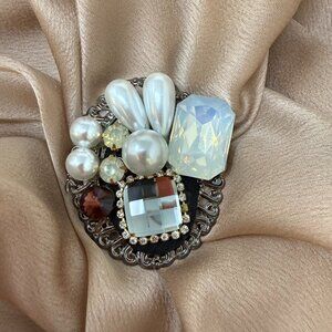 💖ON TREND! Pearl & Crystal Oval Jacket Pin